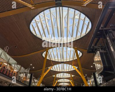 Vue intérieure d'un terminal d'aéroport présentant un design moderne et de grandes lucarnes à Madrid, Espagne Banque D'Images