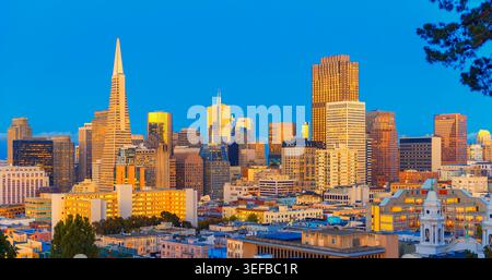 La skyline du quartier financier montre de grands bâtiments et des lumières à San Francisco pendant les heures de soirée en Californie Banque D'Images