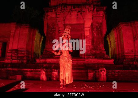 Spectacle de danse traditionnelle khmère au temple Prasat Kravan à Angkor pendant la soirée au Cambodge Banque D'Images
