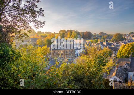 Toits de Tideswell en automne avec des arbres changeant de couleur en arrière-plan dans le Derbyshire Peak District, Angleterre Banque D'Images