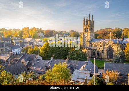Vue sur l'église St Jean Baptiste et Tideswell en automne dans le Peak District Banque D'Images