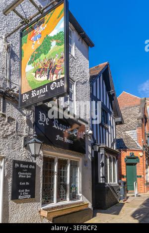 Vue de la maison publique Ye Royal Oak en automne avec un ciel clair et une architecture historique à Chesterfield, Derbyshire, situé au Royaume-Uni Banque D'Images