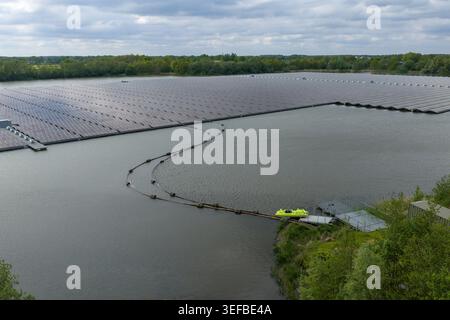 Vue aérienne d'une grande ferme solaire flottante sur un lac entouré d'arbres verdoyants à Beilen, Drenthe, pays-Bas. Banque D'Images