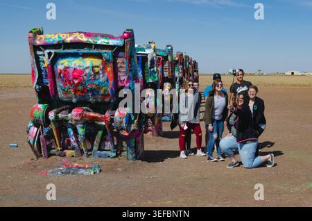 Un groupe d'amis prend un selfie à l'aide d'un bâton à selfie au Cadillac Ranch à Amarillo Texas sur la route 66 Banque D'Images