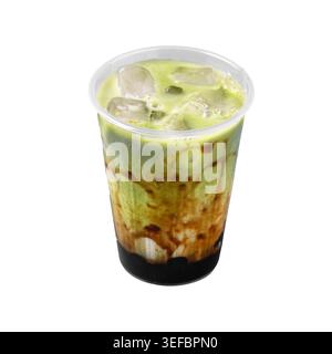 Thé au lait Matcha avec perles de tapioca dans une tasse en plastique Banque D'Images