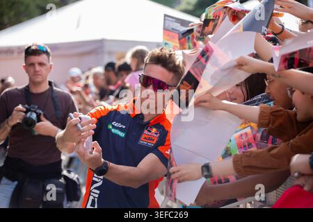 Barcelone, Espagne. 13 mai 2026. Pedro Acosta assiste à l’événement « Meet the Riders » lors du MotoGP Barcelona Fan Fest 2026, qui se tient sur la Plaça Catalunya à Barcelone avant le Grand Prix de Catalogne. Crédit : Alejandro Carvajal Gonzalez / Alamy Live News Banque D'Images