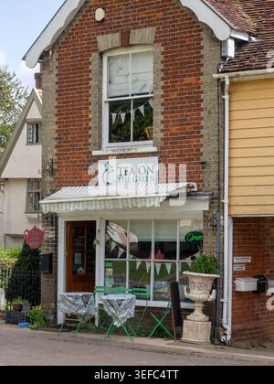 Thé sur le café Green, une partie de l'Old Forge Shop, surplombant le village vert, Cavendish, Suffolk, Royaume-Uni Banque D'Images