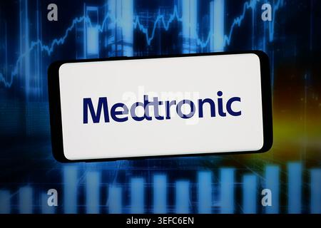 Stuttgart, Allemagne - 05-08-2026 : dans cette illustration photo, le logo de la société de dispositifs médicaux Medtronic plc est affiché sur un smartphone Banque D'Images