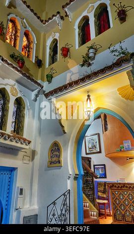 Vue intérieure d'une maison d'hôtes traditionnelle riad à Chefchaouen, architecture maroco-andalouse - Chefchaouen, Maroc. 5 août 2025. Banque D'Images
