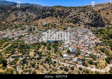 Vue aérienne du village de Kritsa avec des maisons blanches nichées dans les montagnes de Crète Banque D'Images