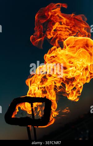 Flammes de feu abstraites dans la nuit sombre Banque D'Images