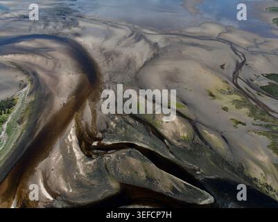 Vue aérienne de la baie de Findhorn montrant des marées complexes, des bancs de sable et des canaux d'eau peu profonds à Findhorn, en Écosse, au Royaume-Uni. Banque D'Images