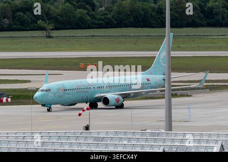 Eine verzierte Maschine der SunExpress mit der Aufschrift impressions of Istanbul auf dem Weg von der Landebahn zum terminal Flugzeugspotting am Flughafen Muenchen, 13.05.2026 Foto : HMB Media/Heike Feiner *** Un avion SunExpress décoré avec l'inscription impressions d'Istanbul sur le trajet de la piste au terminal de l'aéroport de Munich, 13 05 2026 photo HMB Media Heike Feiner Copyright : HMBxMedia/HeikexFeiner Banque D'Images