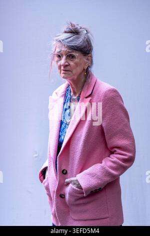 Marina Warner, écrivain portant une veste rose Banque D'Images
