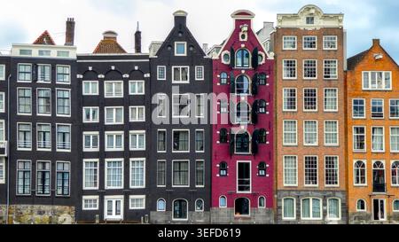 Façades colorées d'étroites maisons de ville historiques à Amsterdam, pays-Bas. Banque D'Images