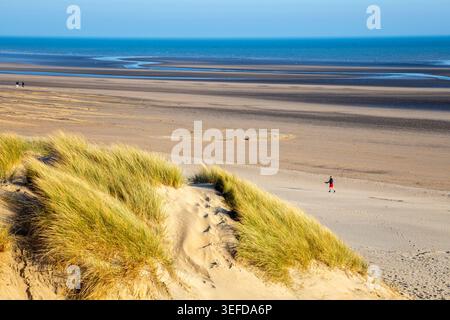 La vaste plage de sable de Camber Sands, East Sussex, Angleterre Banque D'Images