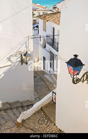 Vue sur la rue de la vieille ville d'Altea depuis le dessus. Architecture dans la petite ville pittoresque d'Altea, province d'Alicante, communauté valencienne, Espagne Banque D'Images