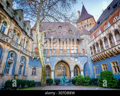 Château de Vajdahunyad et Musée de l'agriculture hongroise à Budapest, architecture historique et célèbre attraction touristique en Hongrie Banque D'Images