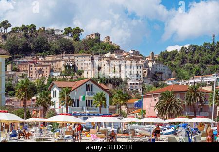 Grottammare : villas du XXe siècle donnant sur la mer et le village médiéval derrière eux, Ascoli Piceno, Marches, Italie Banque D'Images