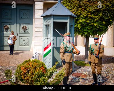 05 13 2026 - Budapest, Hongrie. Palais Sandor avec garde de cérémonie à Budapest, monument historique du gouvernement hongrois dans le quartier du château Banque D'Images