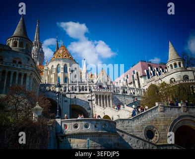 Bastion des pêcheurs à Budapest, monument néo-gothique emblématique avec vue panoramique sur la ville et architecture hongroise historique Banque D'Images