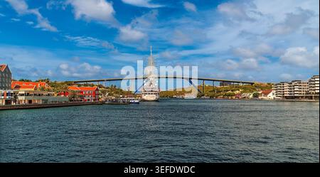 Une vue sur la baie de Saint Anna vers le pont de la Reine Juliana à Willemstad, Curaçao par un matin lumineux Banque D'Images