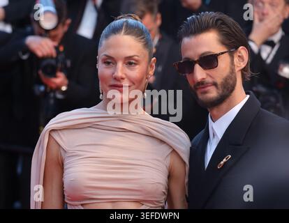 Cannes, France, 14 mai 2026. Pierre Niney et Natasha Andrews arrivant sur le tapis rouge pour le gala du film Parallel Tales (histoires parallèles) projeté au 79e Festival de Cannes, France. Crédit : Doreen Kennedy/Alamy Live News. Banque D'Images