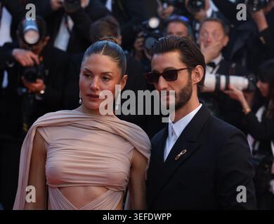 Cannes, France, 14 mai 2026. Pierre Niney et Natasha Andrews arrivant sur le tapis rouge pour le gala du film Parallel Tales (histoires parallèles) projeté au 79e Festival de Cannes, France. Crédit : Doreen Kennedy/Alamy Live News. Banque D'Images