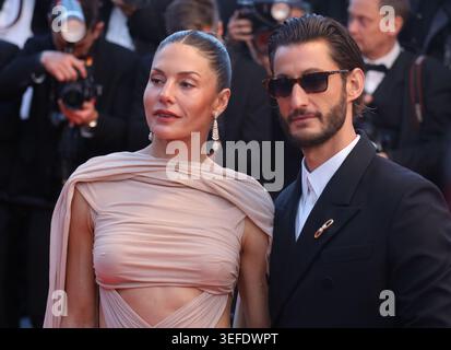 Cannes, France, 14 mai 2026. Pierre Niney et Natasha Andrews arrivant sur le tapis rouge pour le gala du film Parallel Tales (histoires parallèles) projeté au 79e Festival de Cannes, France. Crédit : Doreen Kennedy/Alamy Live News. Banque D'Images