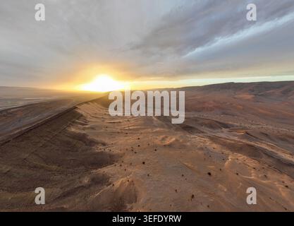Vue aérienne de drone de spectaculaire escarpement rocheux en couches Desert plateau Hazy Landscape Maroc Banque D'Images