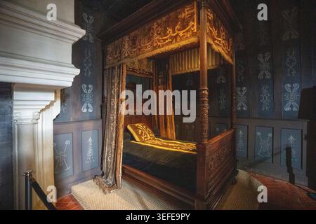 Lit à baldaquin dans la chambre de Louise de Lorraine au Château de Chenonceau Banque D'Images