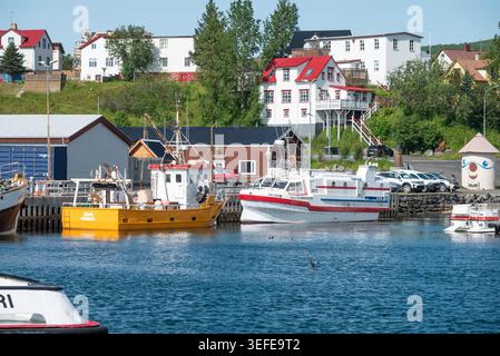 Husavik Islande le 6 juillet. 2025 : bateaux dans le port de la ville par une journée ensoleillée d'été Banque D'Images