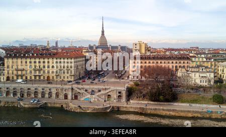 Vue aérienne de la mole Antonelliana s'élevant au-dessus de l'horizon de la ville avec le fleuve po au premier plan et les Alpes enneigées au loin Turin, Pie Banque D'Images