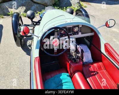 Vue rapprochée du cockpit Morgan à trois roues avec sièges en cuir rouge et volant. Suède. Enkoping. Banque D'Images