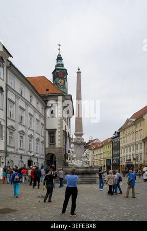 Les gens marchent autour de la fontaine historique Robba et de la mairie de Ljubljana à Mestni Trg, Ljubljana, Slovénie Banque D'Images