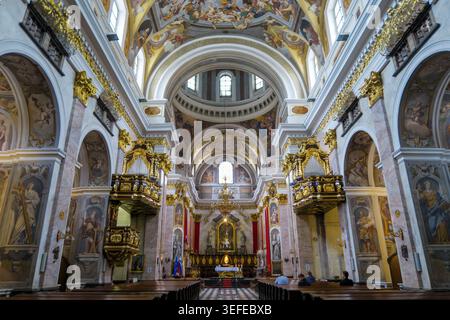 Vue intérieure de la cathédrale ornée de Ljubljana avec ses fresques baroques, ses chaires dorées et son grand autel à Ljubljana, Slovénie, Europe Banque D'Images