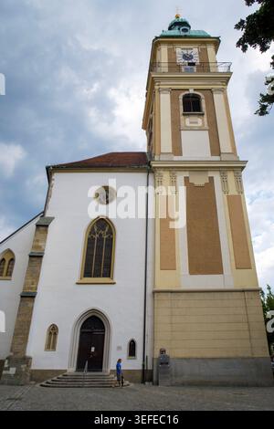 La cathédrale historique de Maribor avec son grand clocher avec un cadran d'horloge sous un ciel nuageux à Maribor, Slovénie Banque D'Images