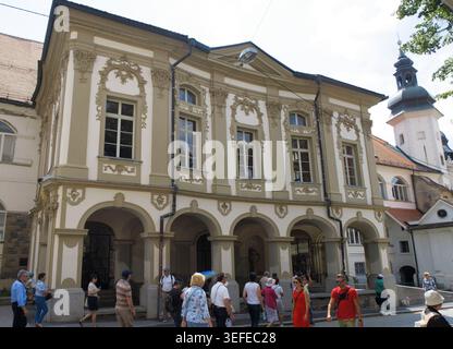 Façade ornée du Musée régional de Maribor logé dans le château de Maribor avec des gens marchant devant en Slovénie Banque D'Images