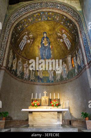 Mosaïque ornée de style byzantin de la Vierge Marie et du Christ enfant avec des angles dans l'abside de la cathédrale de San Giusto à Trieste, Italie Banque D'Images