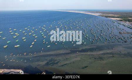 Vue aérienne d'une vaste flotte de bateaux de pêche traditionnels ancrés dans les eaux bleues calmes de la mer d'Arabie près de la côte de Thiruvananthapuram, Ke Banque D'Images
