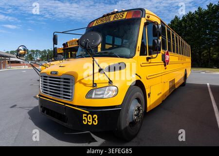 Yellow School bus alignés dans Rows dans Un parking bus bus transport Banque D'Images