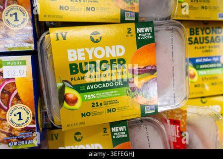 Beyond Burger Patties à base d'usine avec des produits de substitution à la viande d'huile d'avocat exposés sur les étagères de l'épicerie Banque D'Images