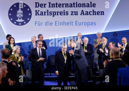 Le premier ministre grec Kyriakos Mitsotakis (Nouvelle démocratie), l'économiste et lauréat Mario Draghi, ancien chef de la BCE, et le chancelier fédéral Friedrich Merz (CDU) lors de la remise du Prix international Charlemagne à Aix-la-Chapelle 2026. Aix-la-Chapelle, 14.05.2026 Banque D'Images