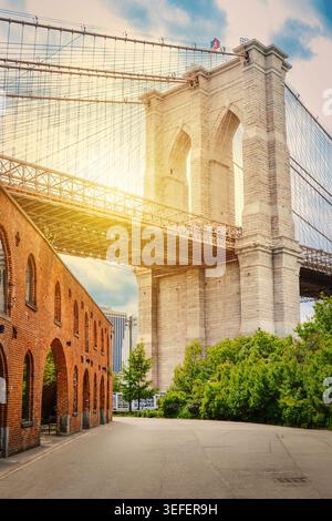 Brooklyn, New York, États-Unis – 8 mai 2026 : la tour du pont de Brooklyn s'élève au-dessus des entrepôts Empire Stores à DUMBO. Banque D'Images