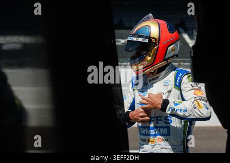 Indianapolis, États-Unis. 14 mai 2026. Hélio Castroneves se prépare pour la troisième journée d’essais de l’Indy 500, le jeudi 14 mai 2026 au Indianapolis Motor Speedway à Indianapolis, Indiana. L'entraînement pour la course fait partie du calendrier menant à l'Indianapolis 500. (Photo de Jeremy Hogan/Sipa USA) crédit : Sipa USA/Alamy Live News Banque D'Images