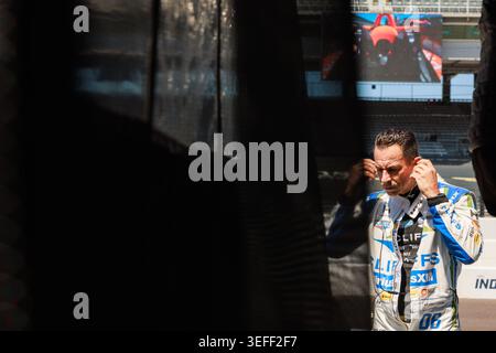 Indianapolis, États-Unis. 14 mai 2026. Hélio Castroneves se prépare pour la troisième journée d’essais de l’Indy 500, le jeudi 14 mai 2026 au Indianapolis Motor Speedway à Indianapolis, Indiana. L'entraînement pour la course fait partie du calendrier menant à l'Indianapolis 500. (Photo de Jeremy Hogan/Sipa USA) crédit : Sipa USA/Alamy Live News Banque D'Images