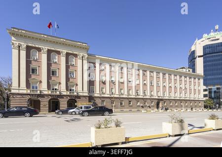 Tirana, Albanie. Mars 2023. Vue extérieure du bâtiment de la cour constitutionnelle dans le centre-ville Banque D'Images