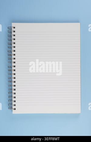 Un cahier avec une spirale et des feuilles lignées Banque D'Images