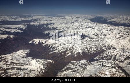 Vue aérienne du paysage, chaîne de montagnes, crêtes de montagne enneigées, haute altitude, spectaculaire, vastes, froids, reculés, vallées profondes, terrains accidentés, sombre Banque D'Images