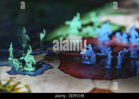 Jeu de risque, temps de guerre, risque, jeu de société, macro, soldats en plastique, symbole de guerre Banque D'Images